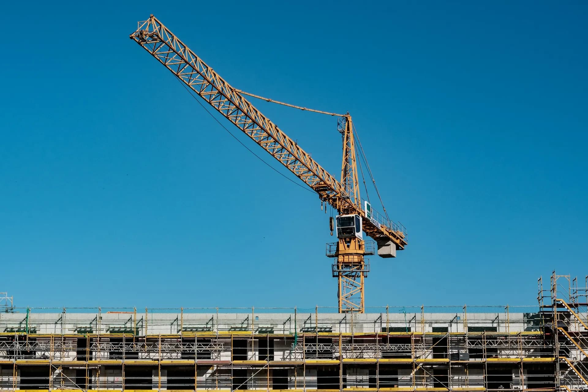 Grúa de construcción amarilla en operación