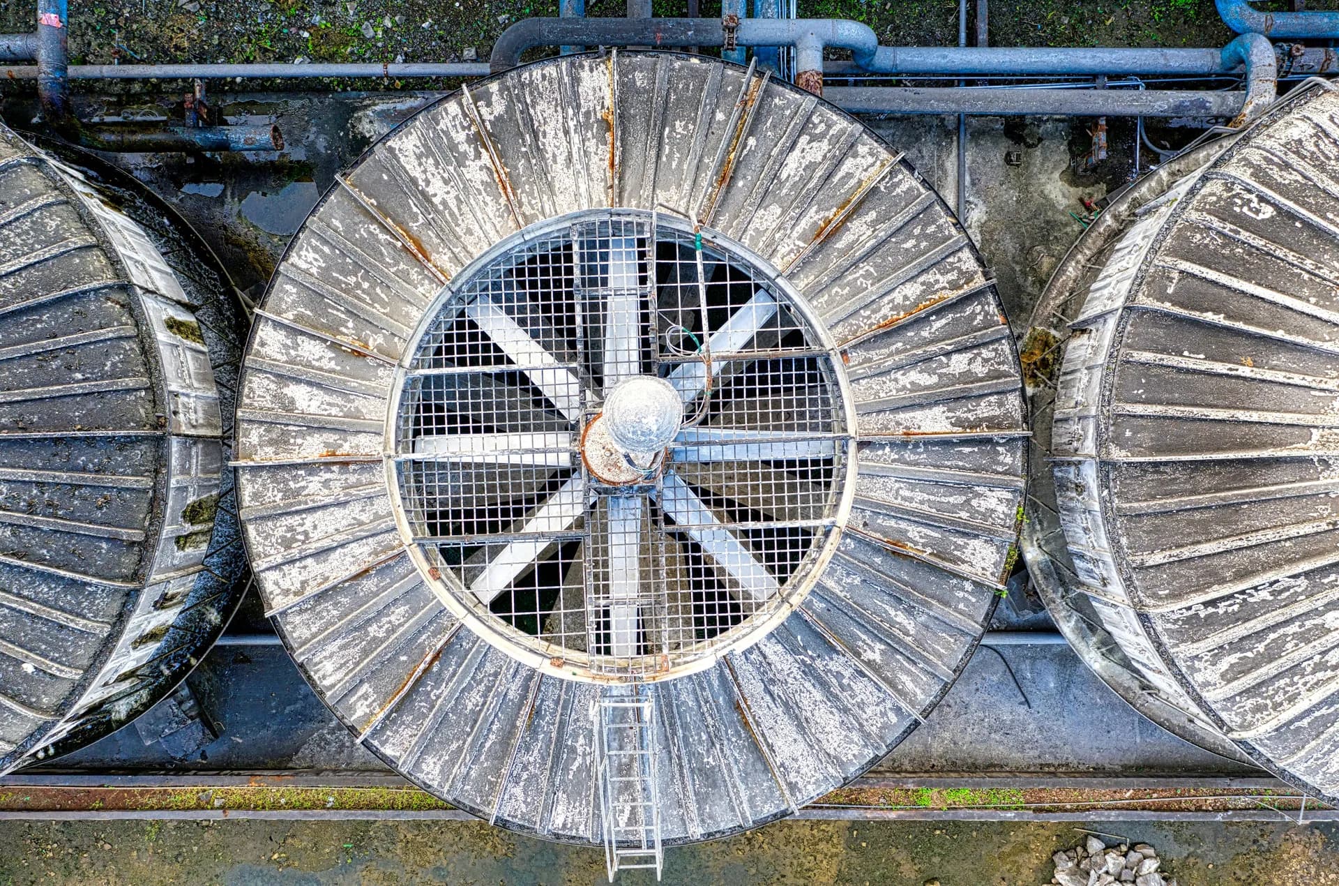 Soplador industrial en operación en planta de tratamiento