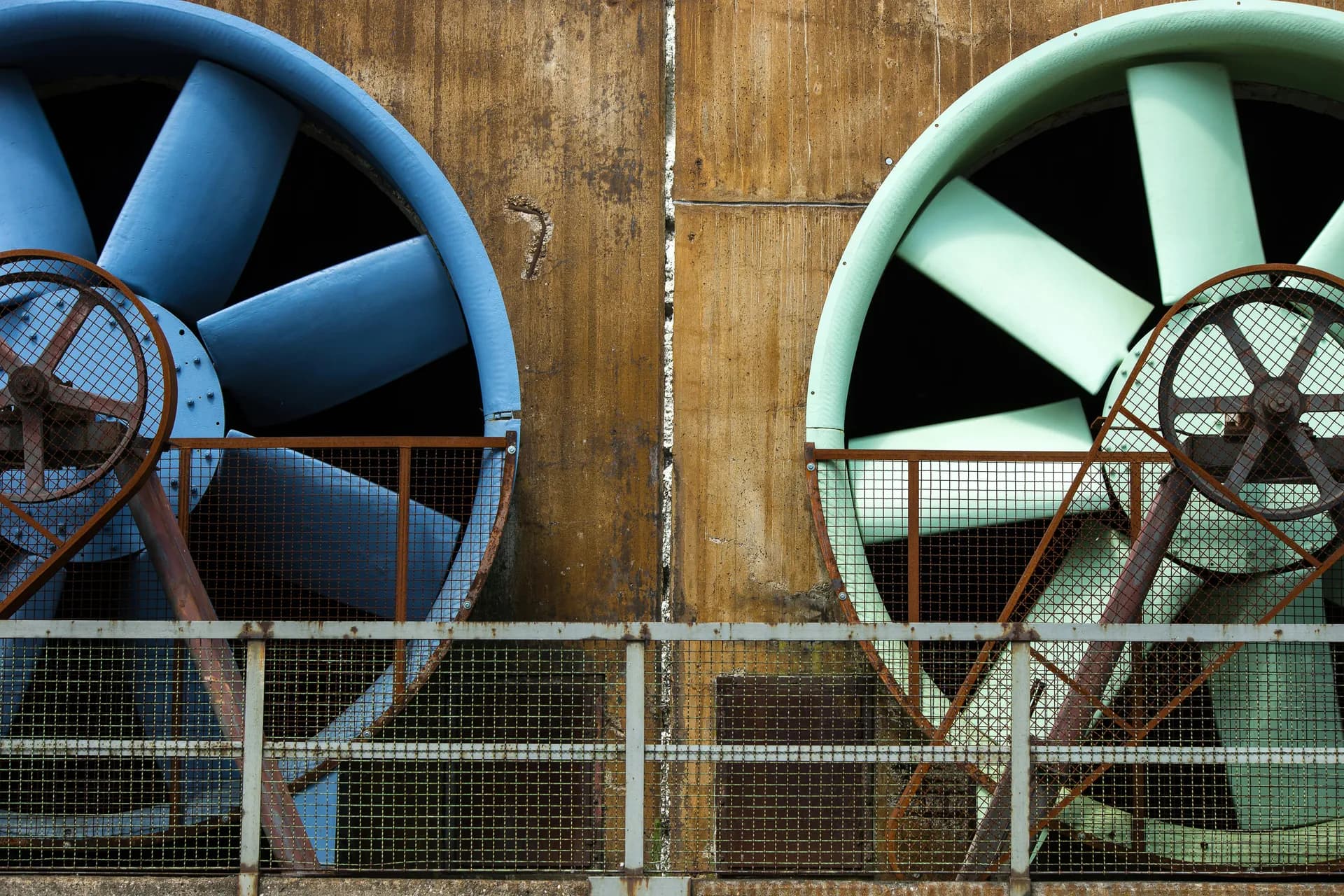 Ventilador industrial de gran caudal en operación en planta
