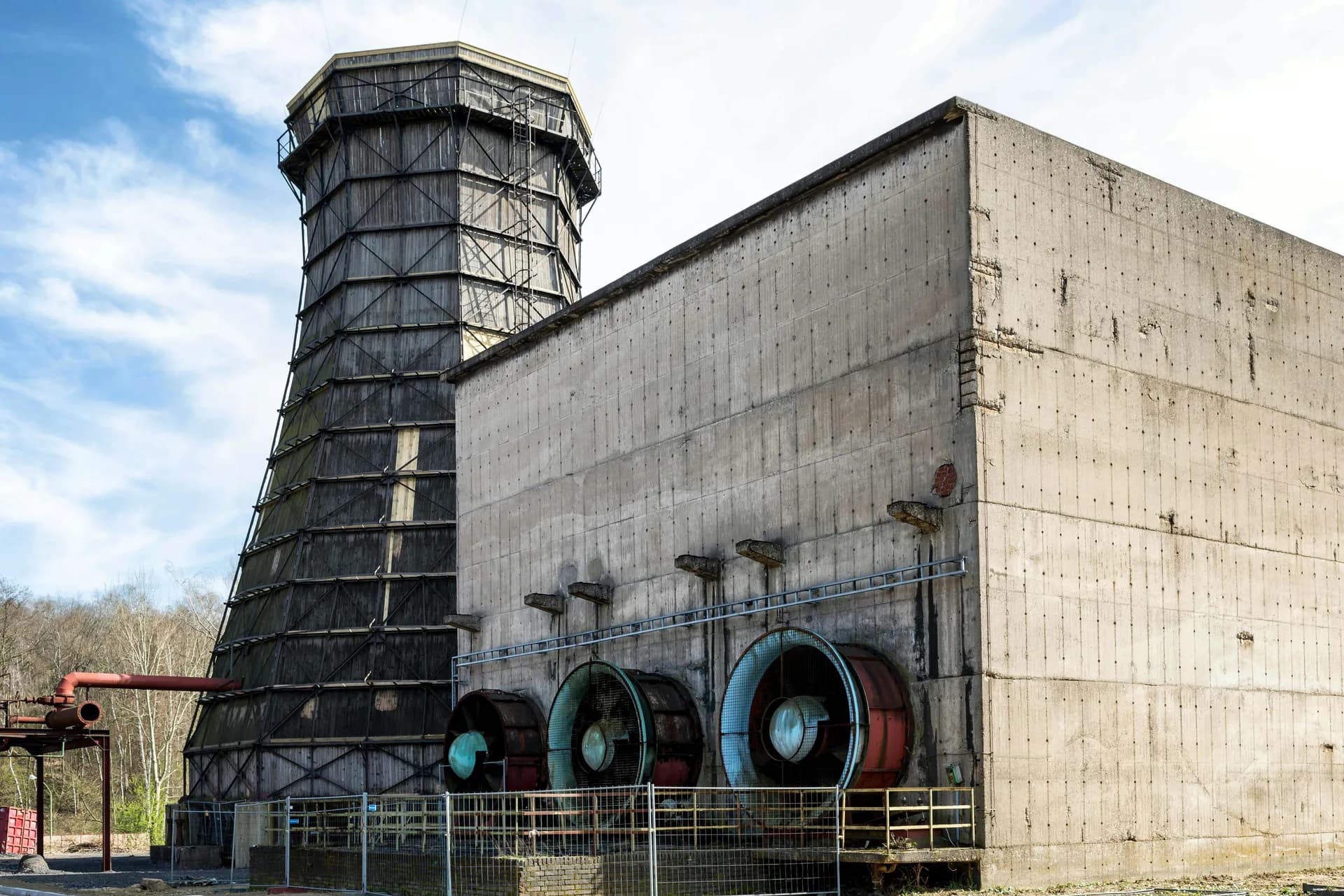 Ventilador industrial con filtros obstruidos y alto consumo energético