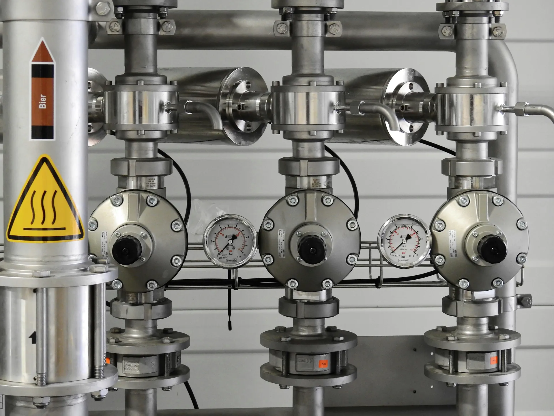 Compresor de aire industrial con alto consumo energético y arranques bruscos