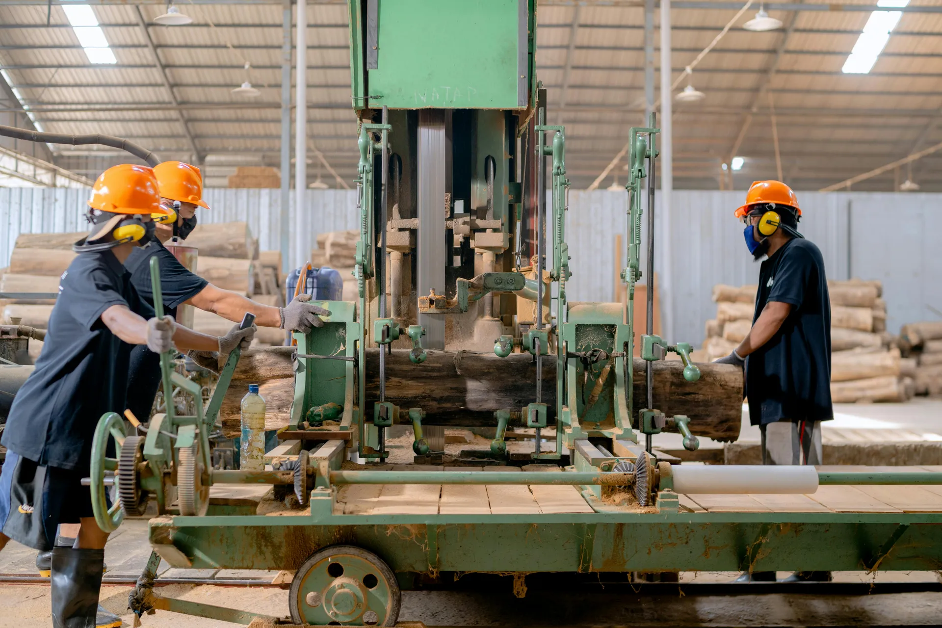 Sierra industrial en operación en aserradero con control automatizado